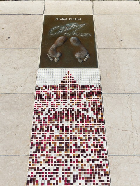 透着一股不 透着一股不